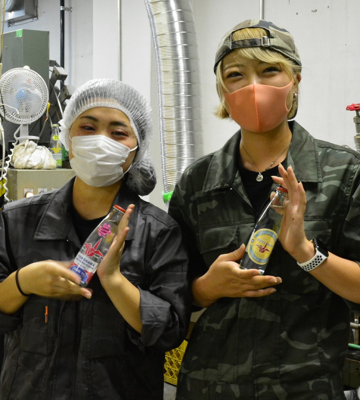 居酒屋まるう商店スタッフの荒井さん(左)と檜山さん(右)
