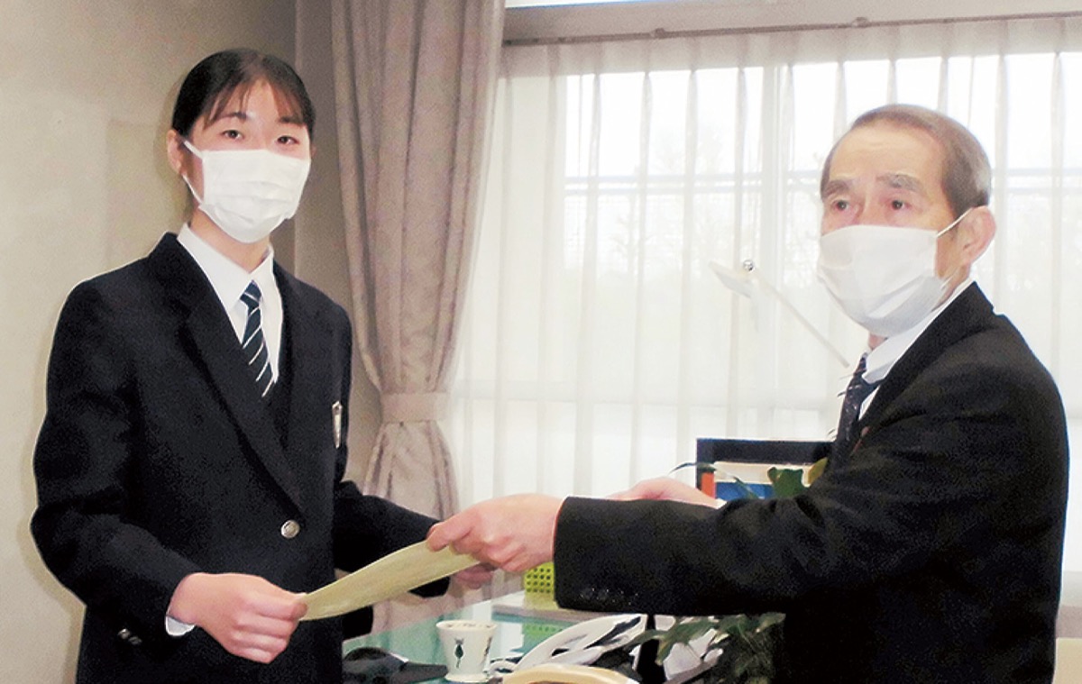 表彰状を受け取る平岡さん(左)