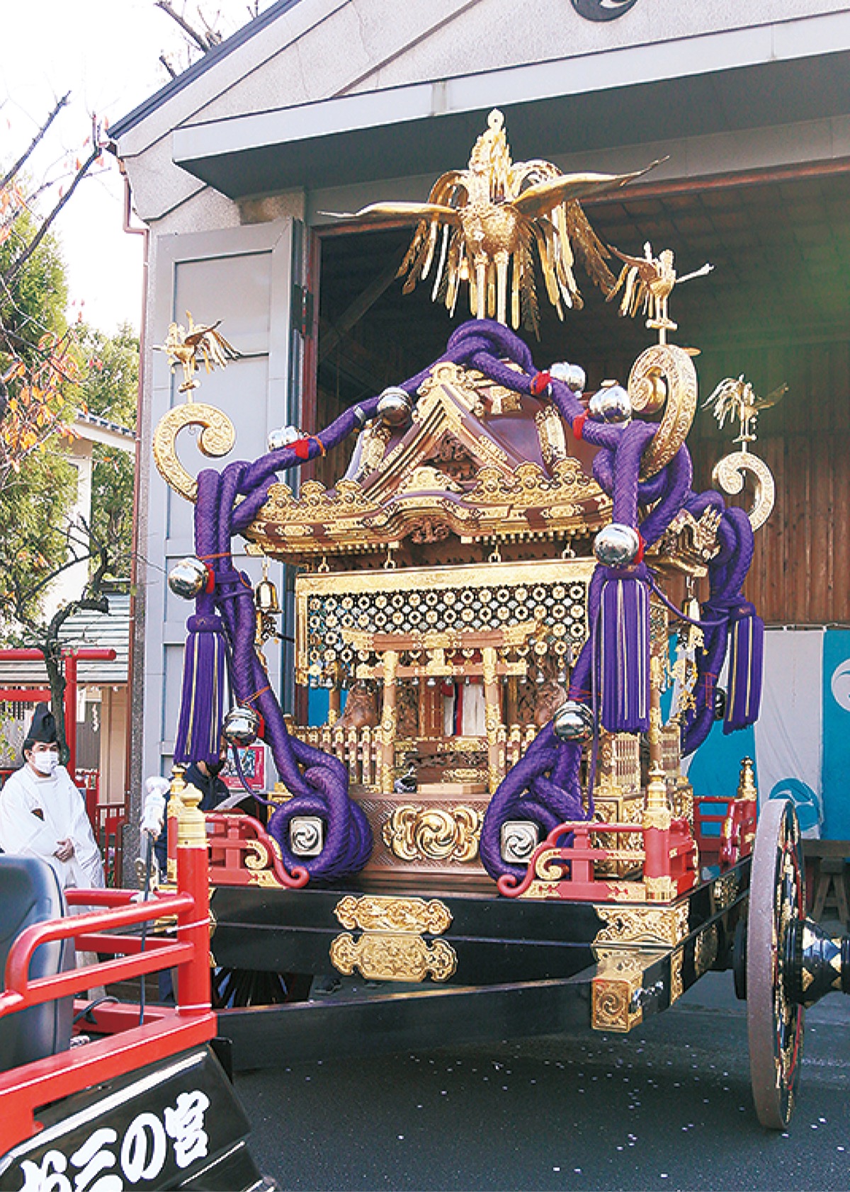 運び出される「千貫みこし」（12月5日）