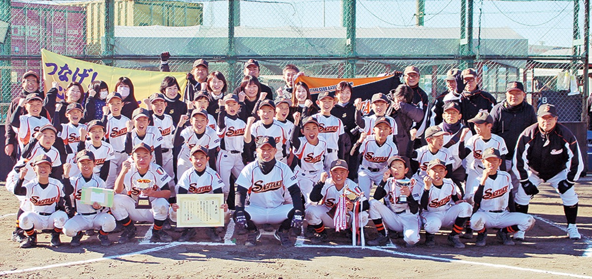 優勝を喜ぶ鷺竹クラブ少年野球部の選手たち