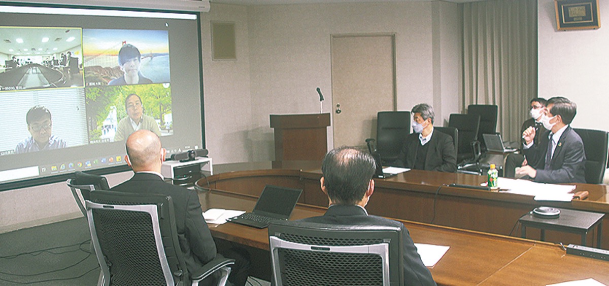 藤岡さんと研究について意見を交わす内田社長ら