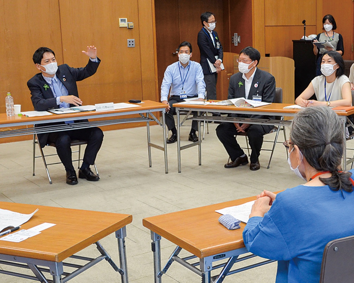 子育てをテーマに市民と対話する取組の一環で、中区の「こんにちは赤ちゃん事業」の訪問員らと意見を交わす山中市長=昨年7月