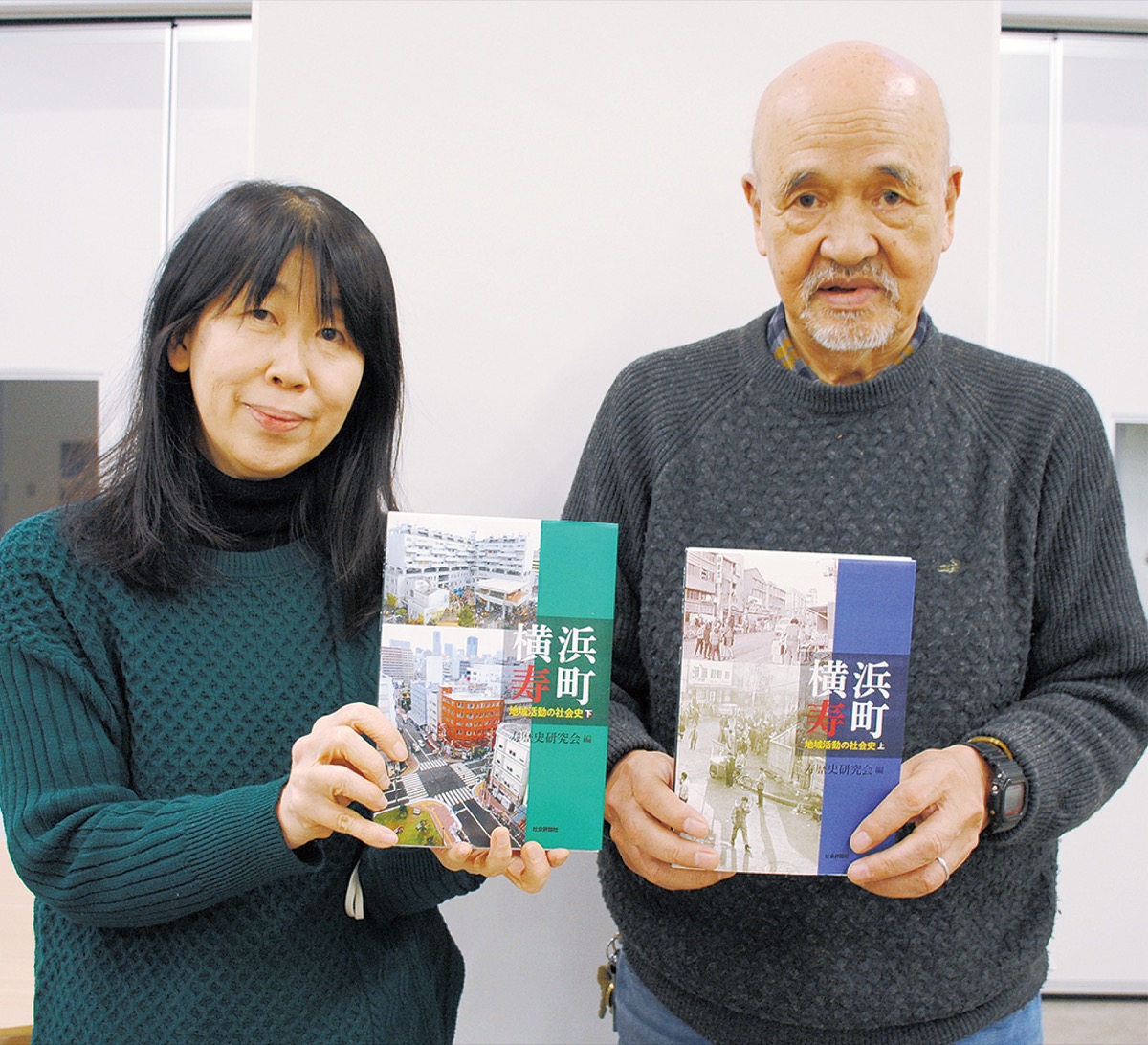 本をＰＲする大友さん（右）と徳永さん