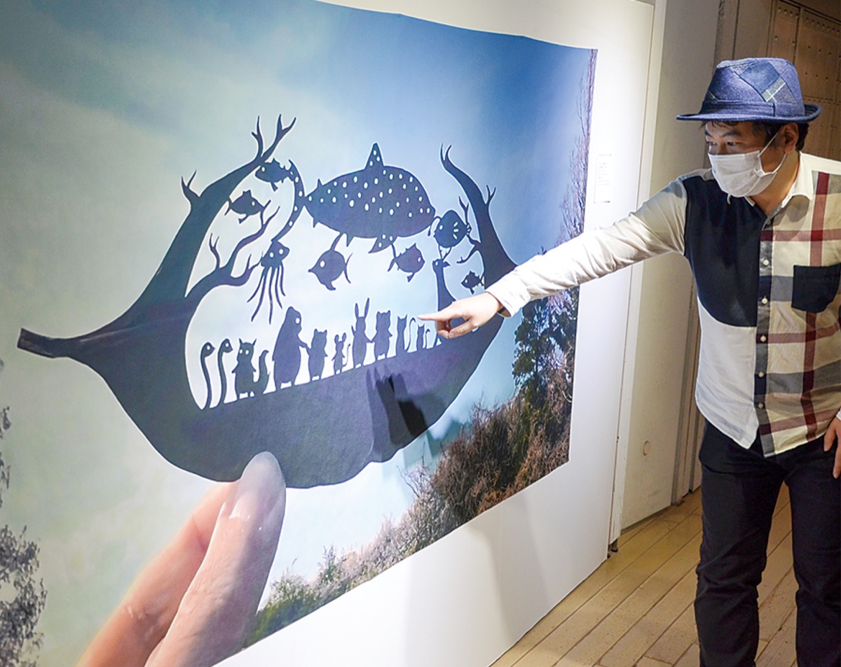 「リト＠葉っぱ切り絵 優しい森の仲間たち展 ｉｎ ＹＯＫＯＨＡＭＡ」の会場で自身の作品の説明をするリトさん（12月16日の内覧会で）