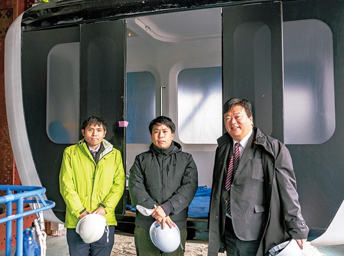 ロープウエイ開発企業を小宮さん(左)と視察しました