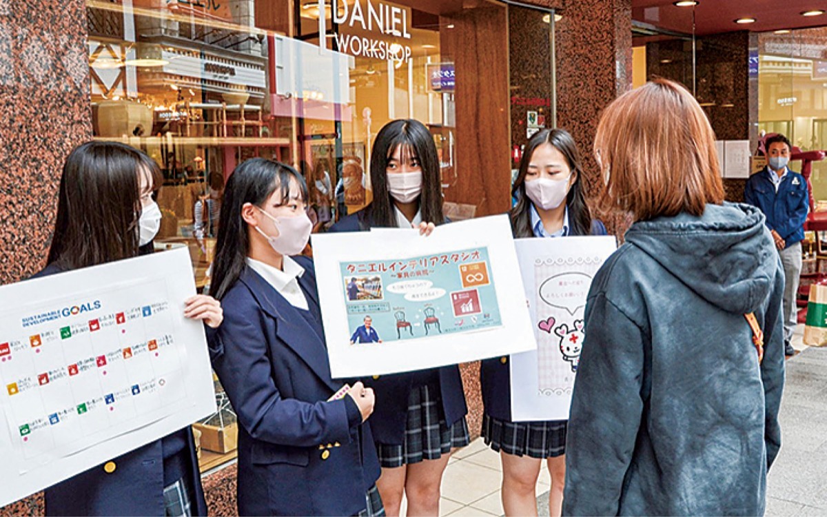 元町の店舗でSDGsをPRする生徒たち