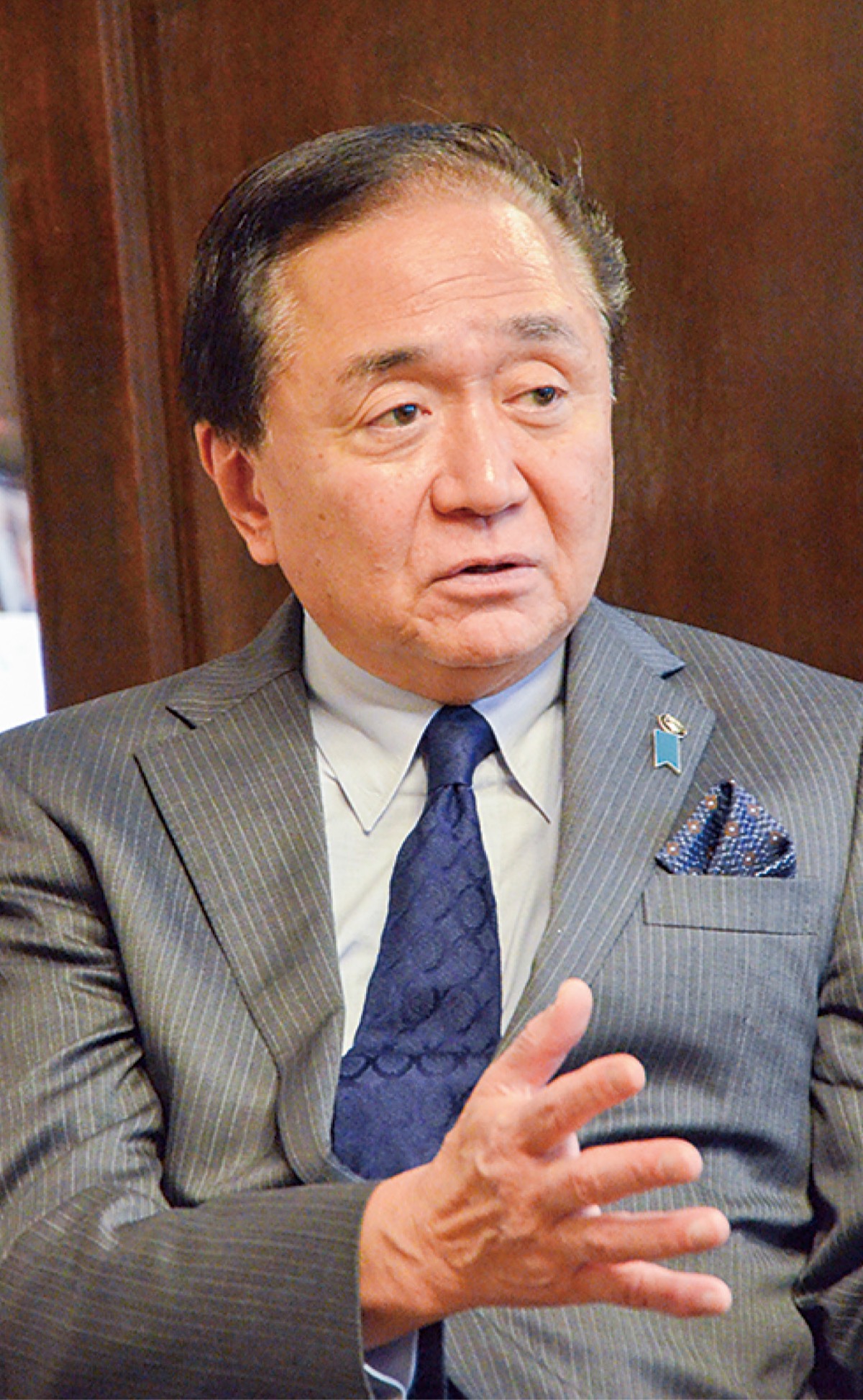 インタビューに答える黒岩知事