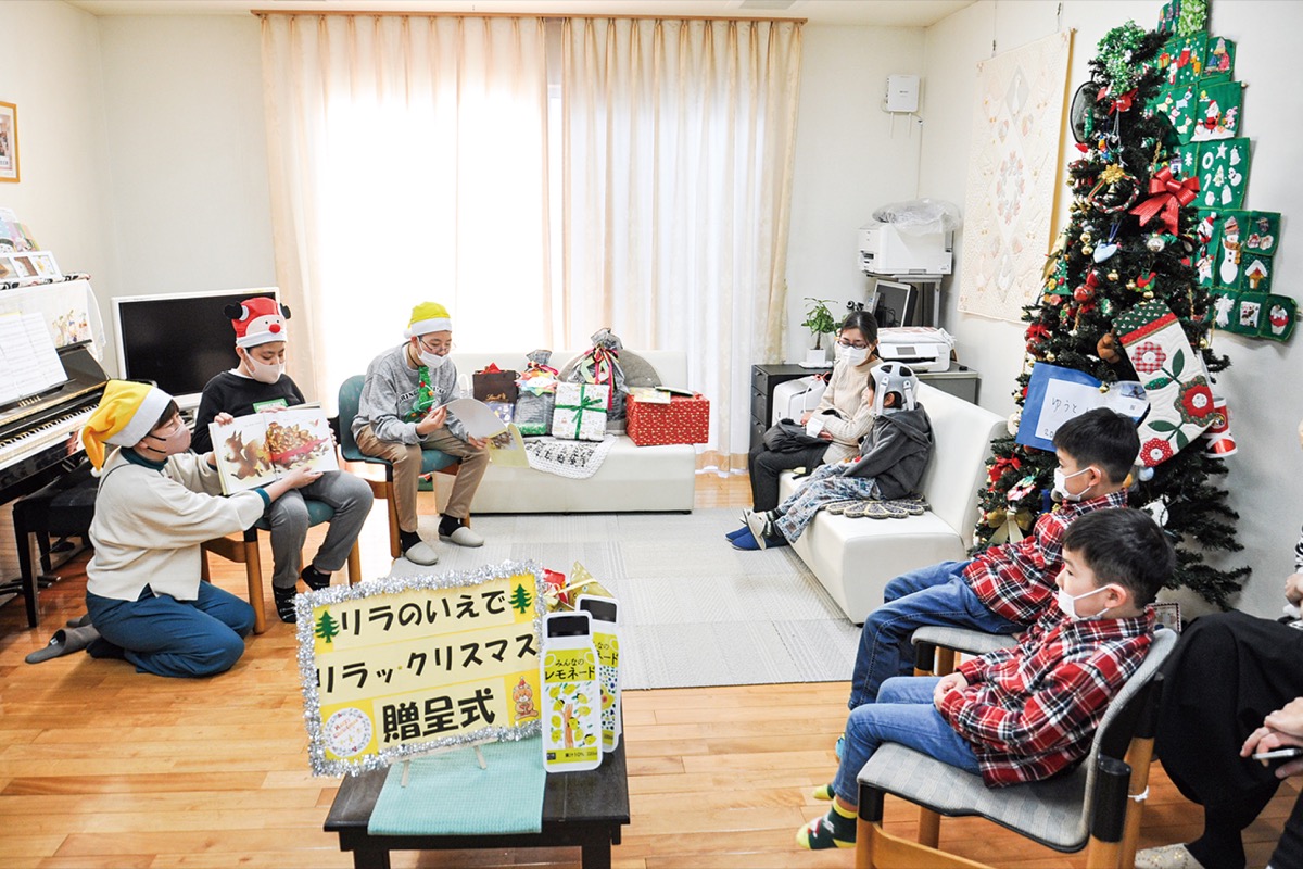 絵本の朗読会を行う様子