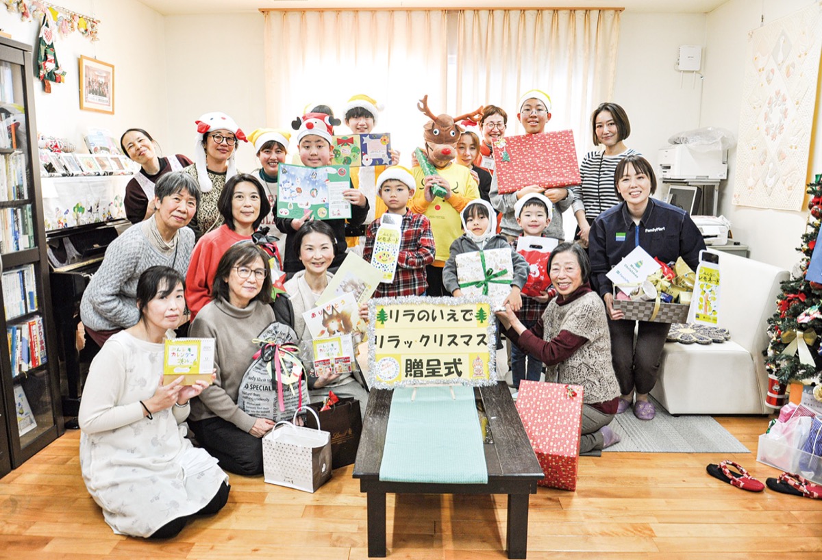 リラのいえに集まった「みんレモサンタ」とファミリーマート社員