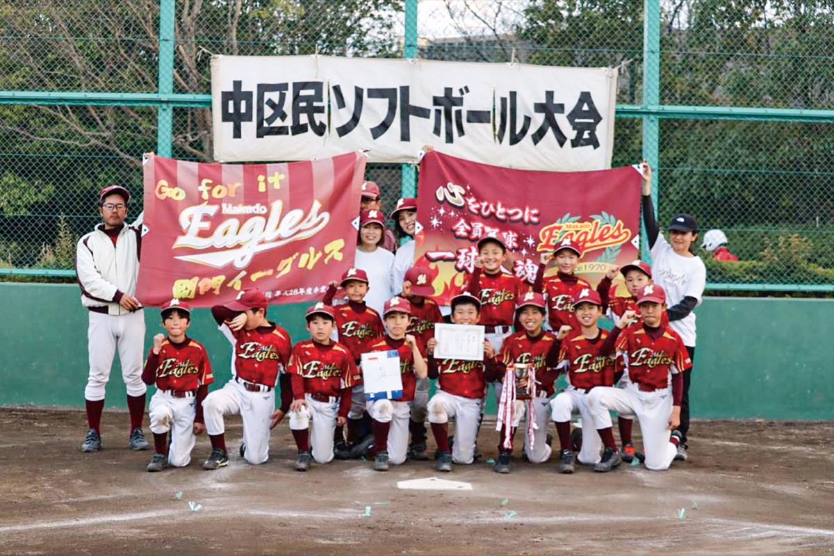 優勝した間門イーグルスのメンバー＝同チーム提供