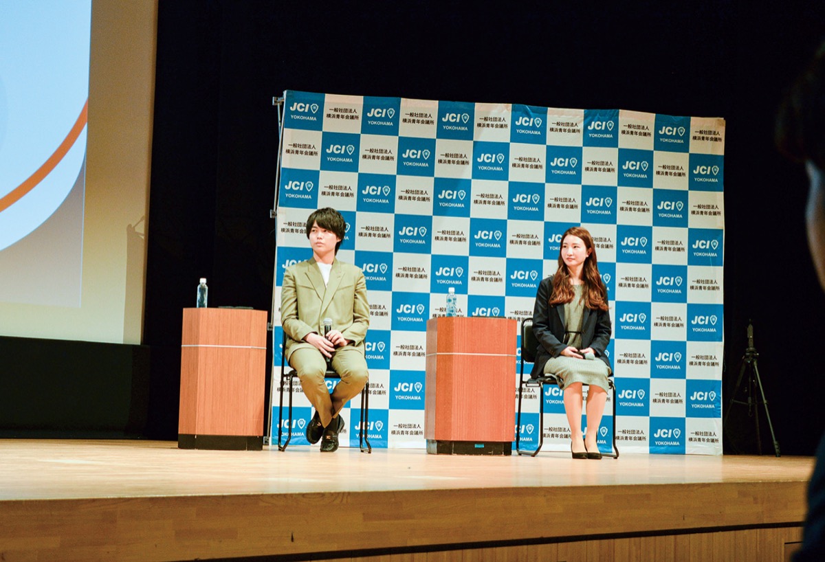 会場からの質問に答える講師の2人