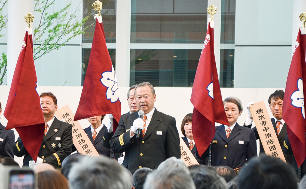 発足式であいさつする高橋団長(中央)