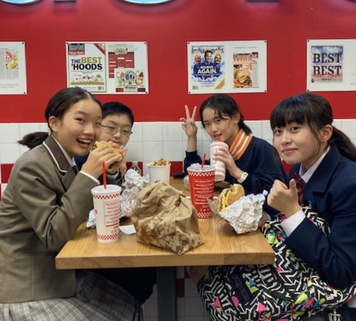 ホテル近くのハンバーガー店で(手前左が吉田さん)