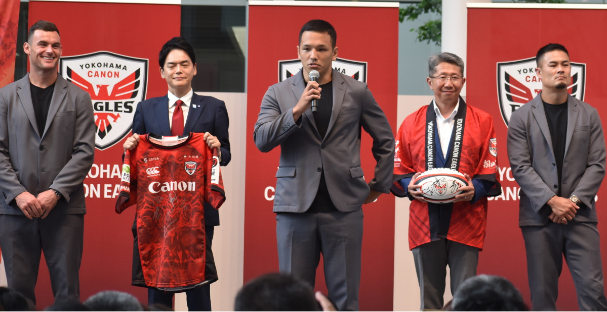 ファンの前であいさつする梶村主将（中央）