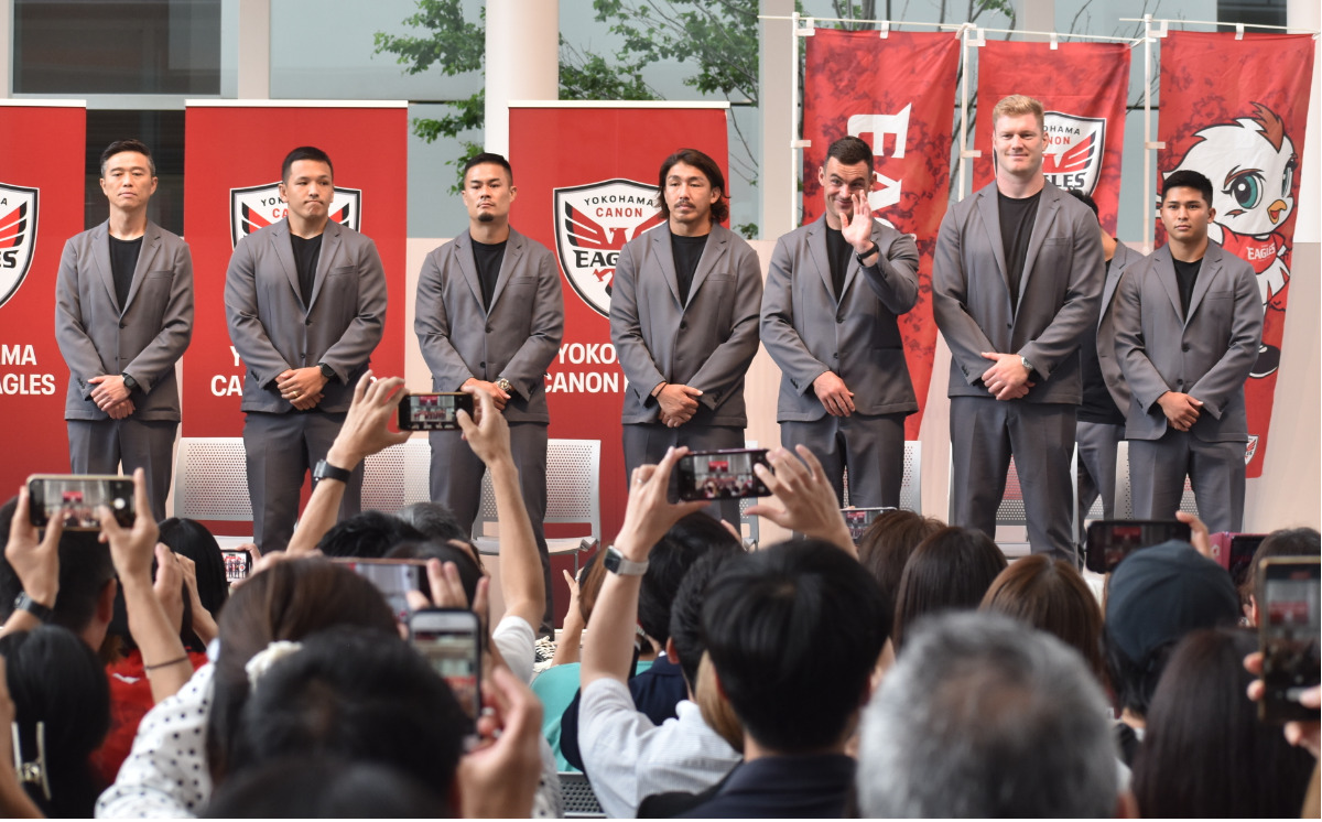 沢木監督（左端）と6選手が参加した