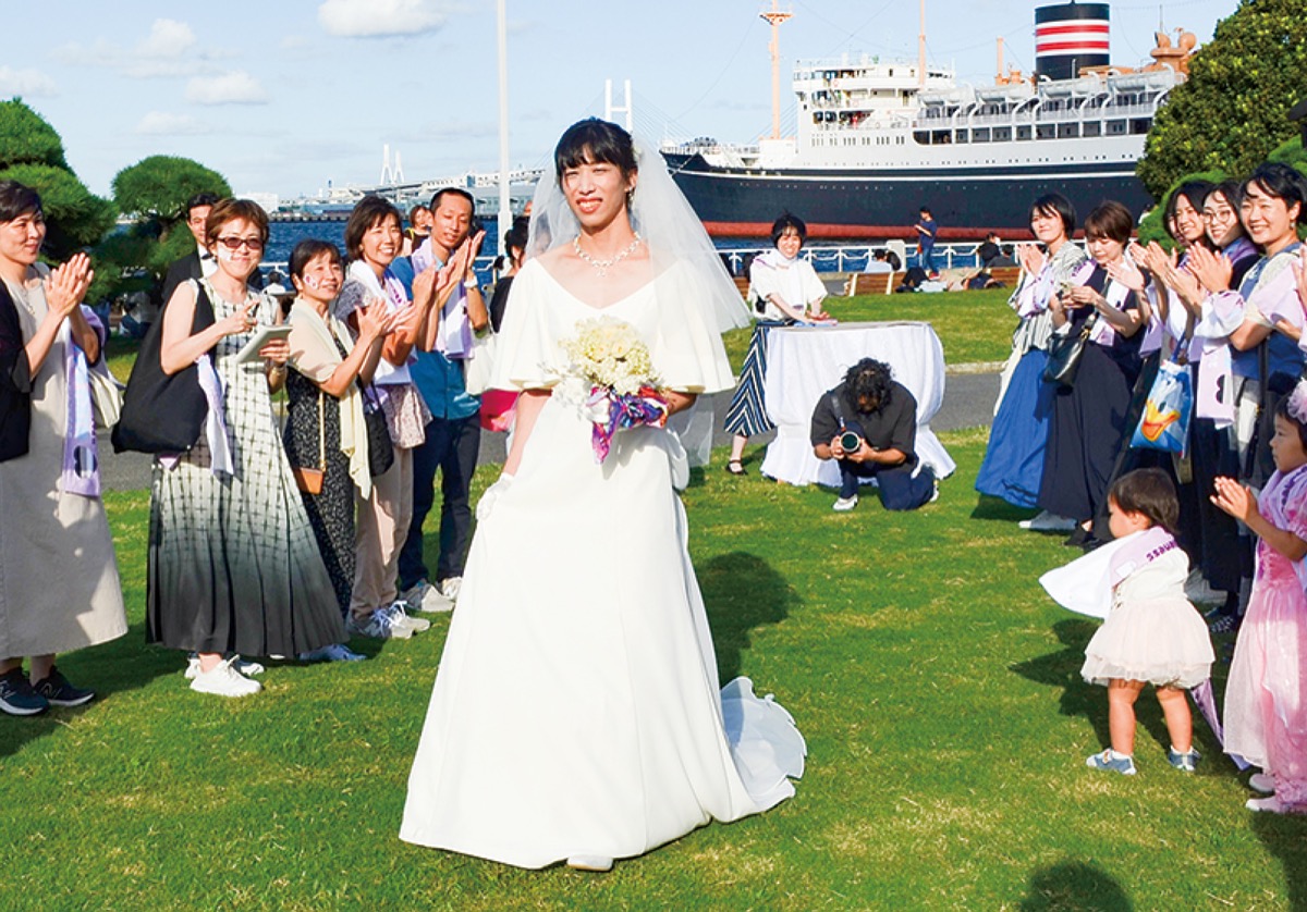 拍手で送り出される徳光さん