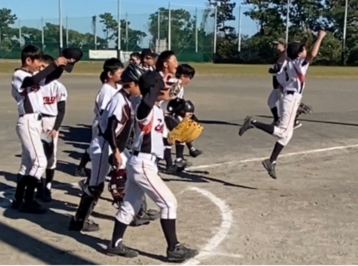 歓喜に沸く選手=同