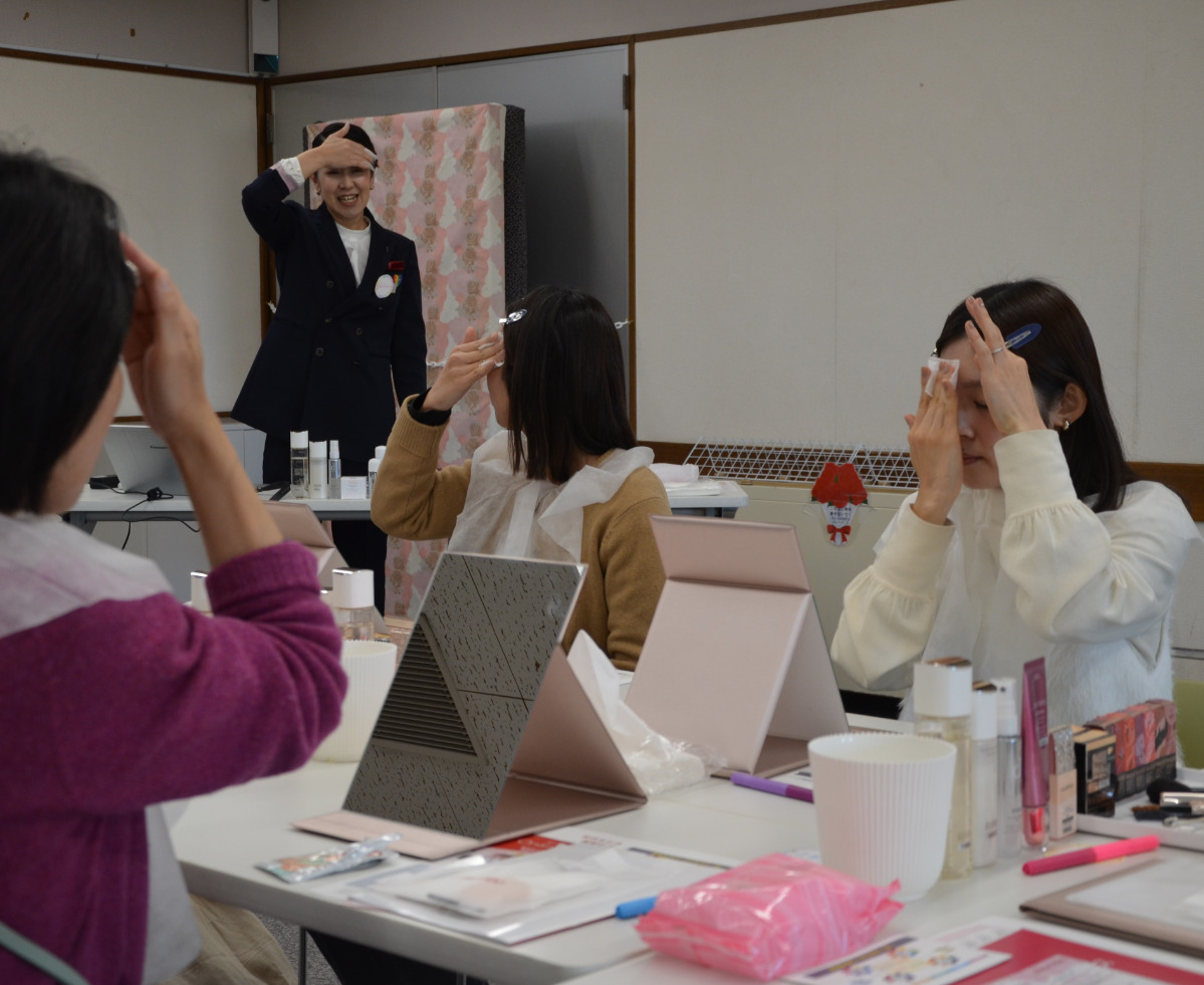 時短メイクに挑戦する参加者