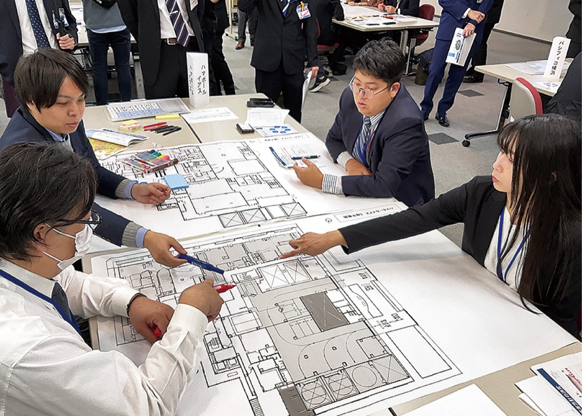 施設の図面をもとに話し合う参加者