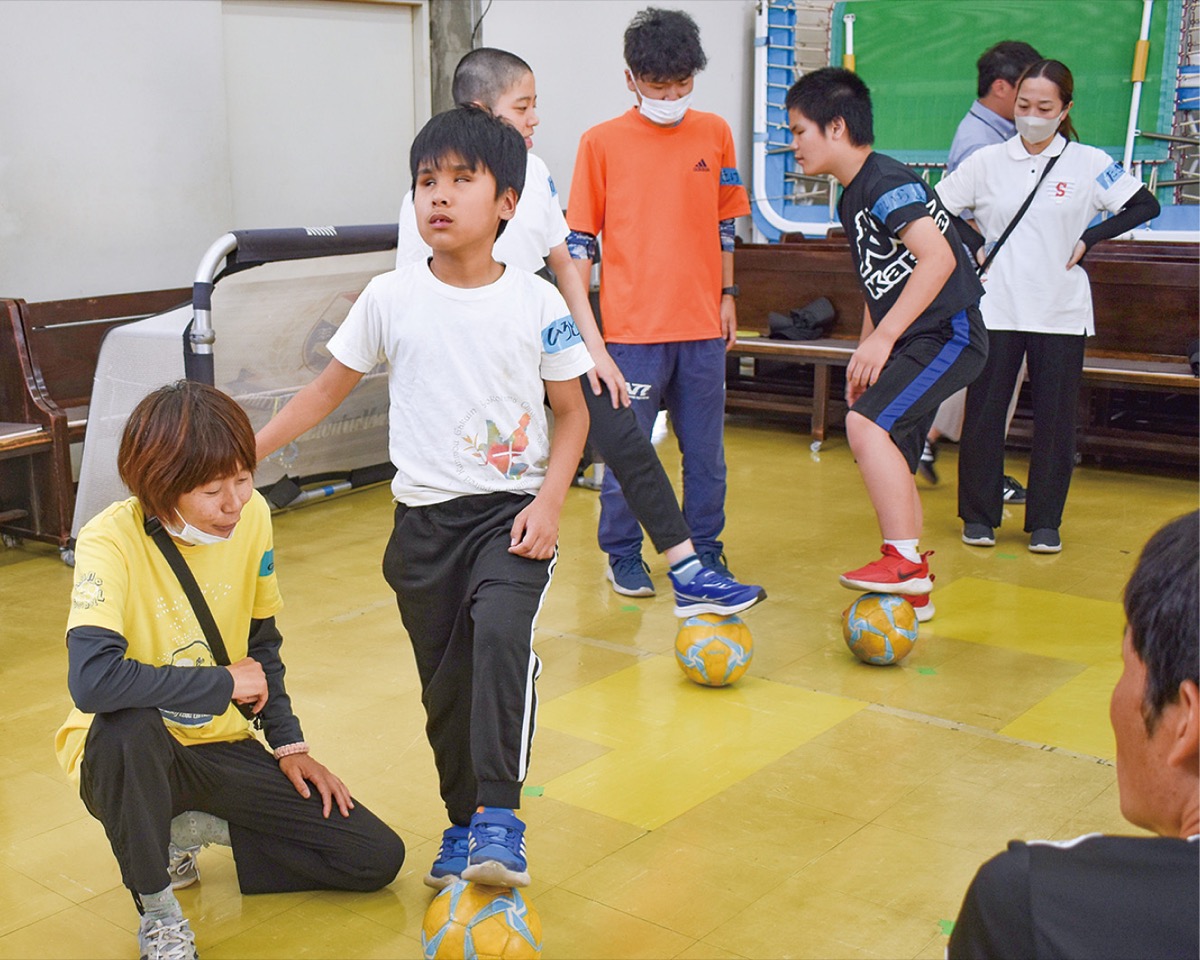訓盲学院でサッカー教室