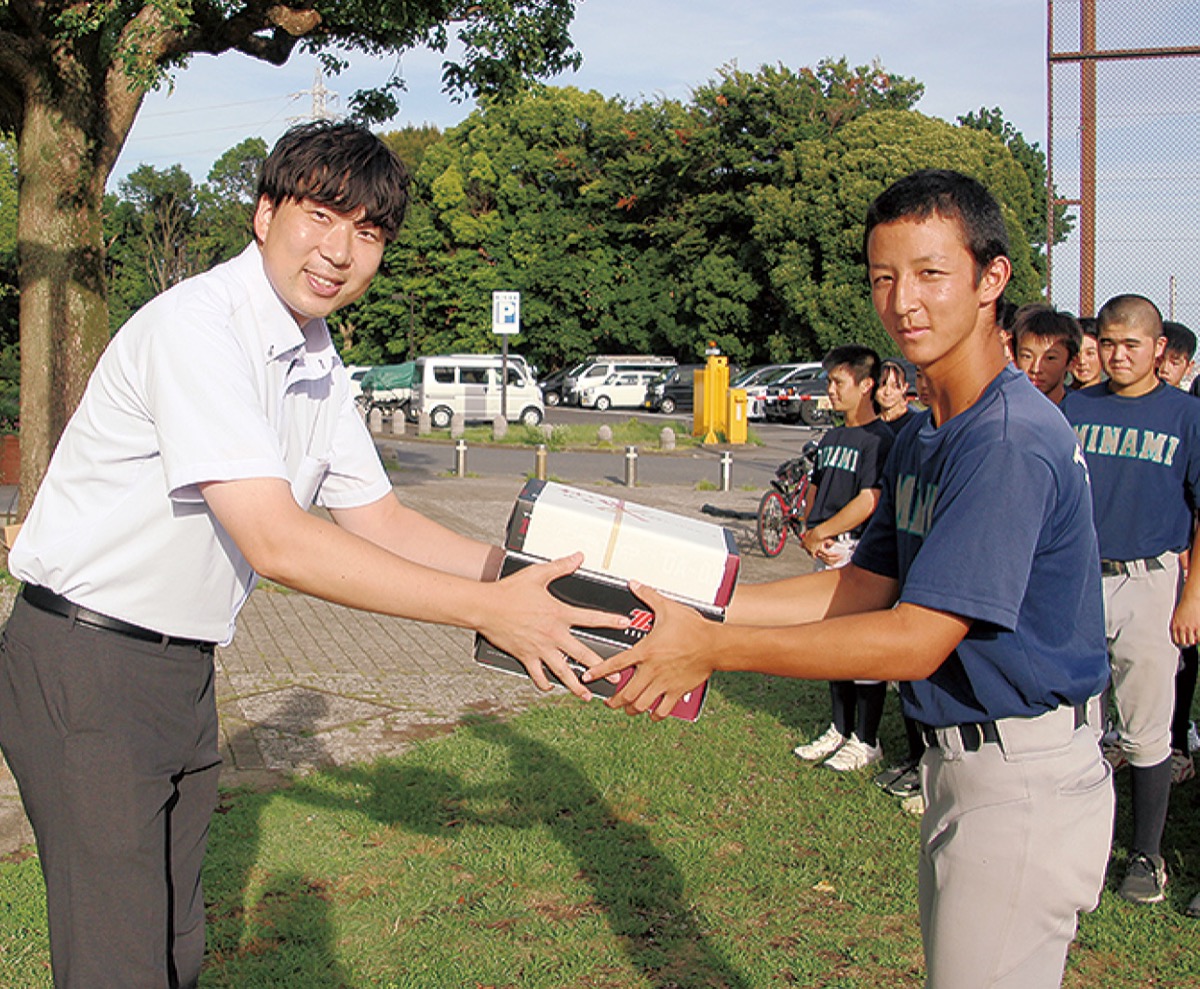 南ボーイズに試合球寄贈