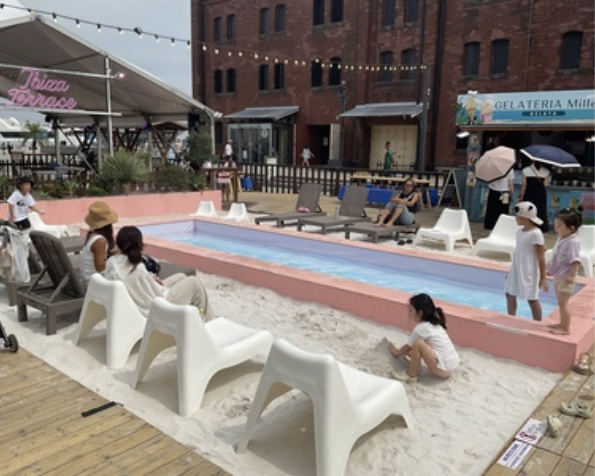 横浜赤レンガ倉庫で「地中海」テーマに海外リゾート気分が味わえるイベント　入場無料で８月31日まで