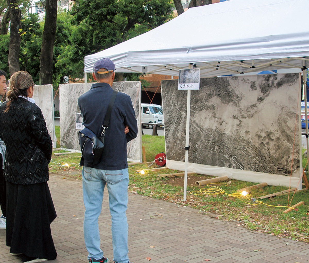 迫力ある絵画並ぶ