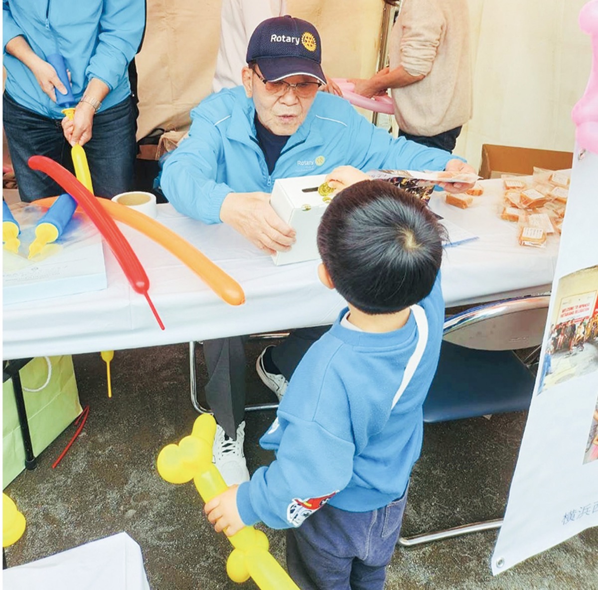 子どもらが寄付体験