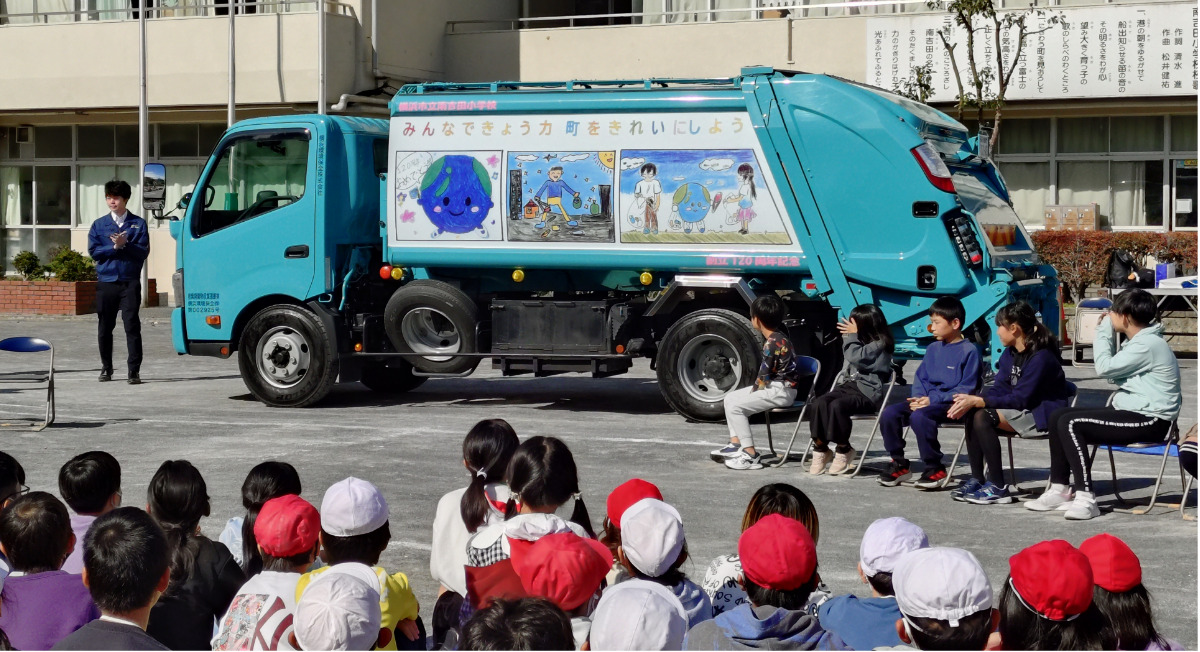 南吉田小児童が横浜環境保全（株）のパッカー車にデザイン