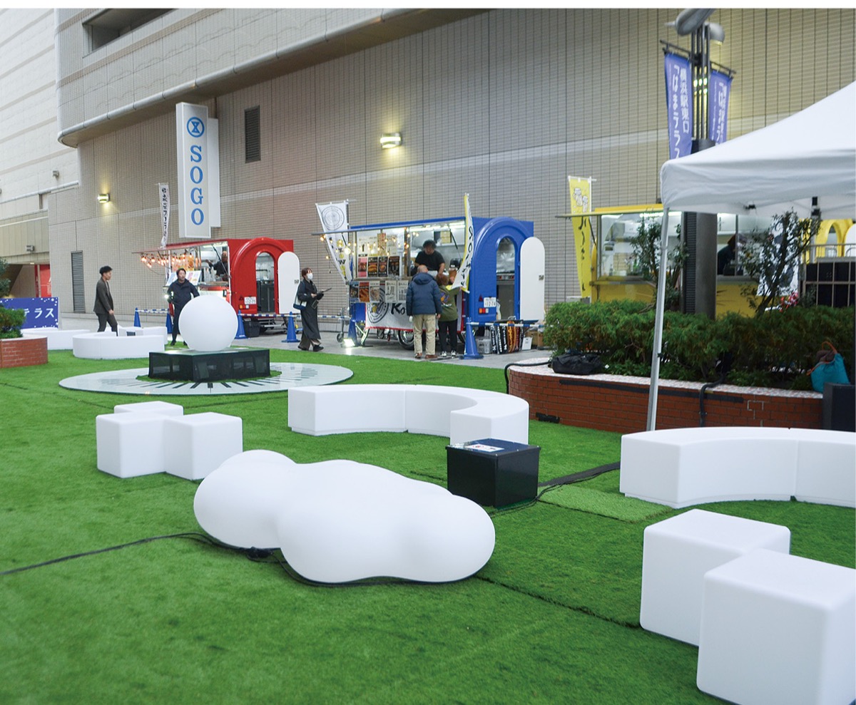 芝生やベンチで憩いの場