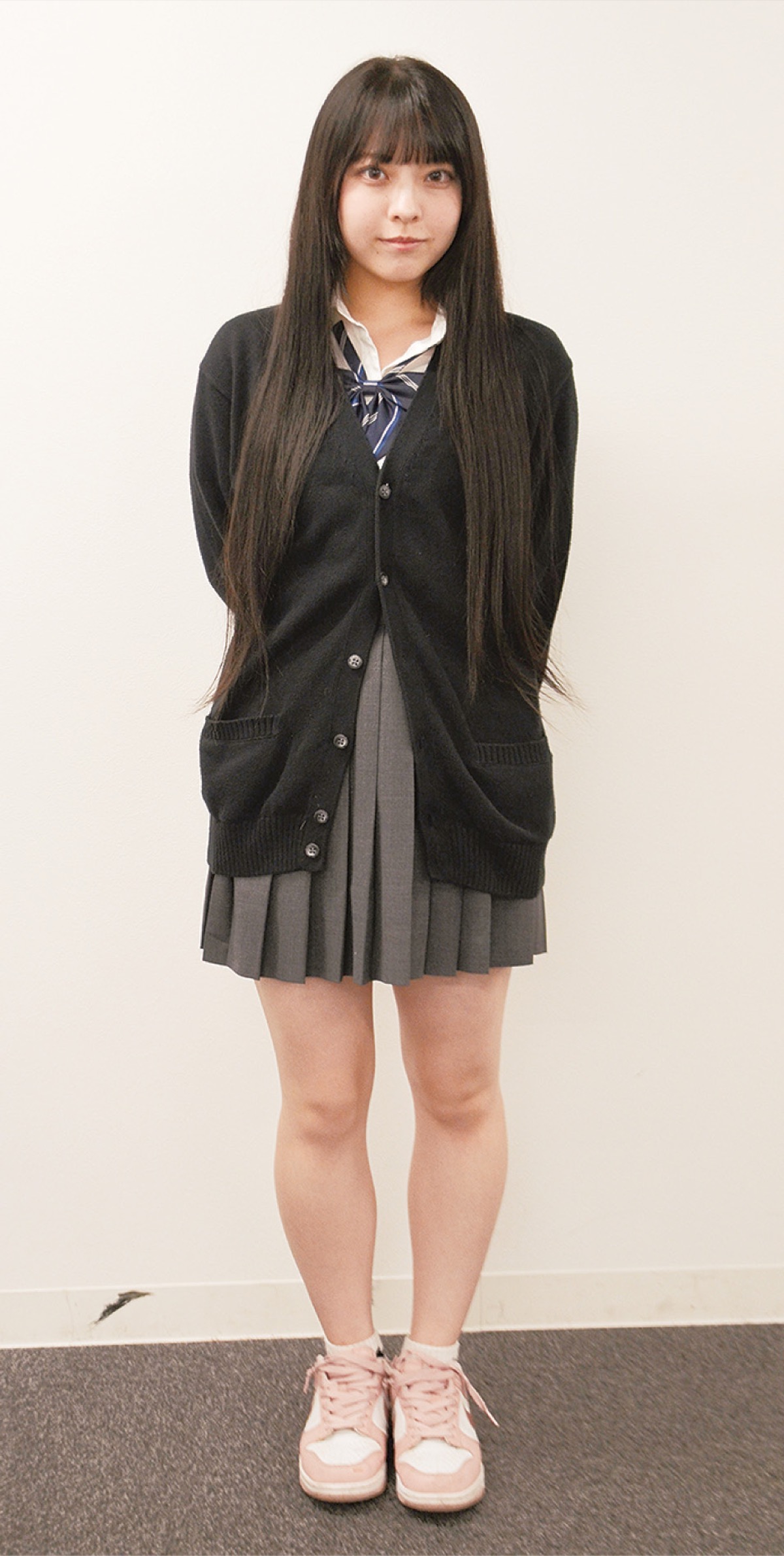 156cmと小柄な身長に腰まである黒髪ロングヘアが印象的