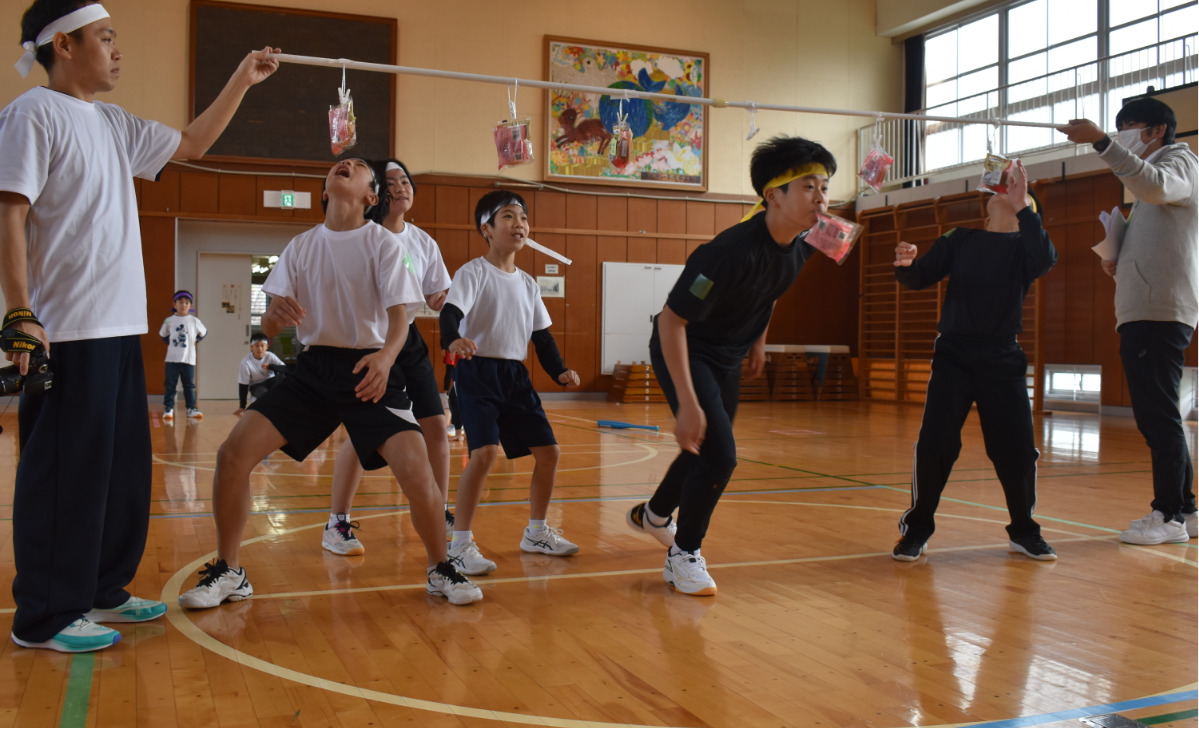 ぱん食い競争でバランスのよい食事学ぶ