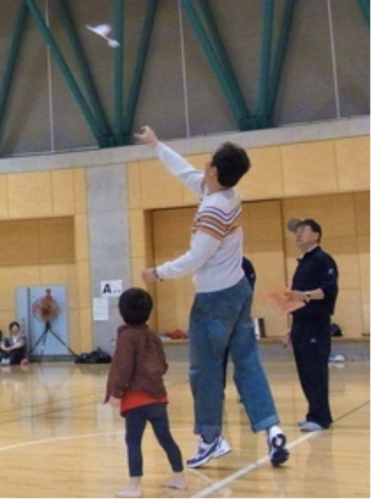 紙ヒコーキ大会 予選始まる