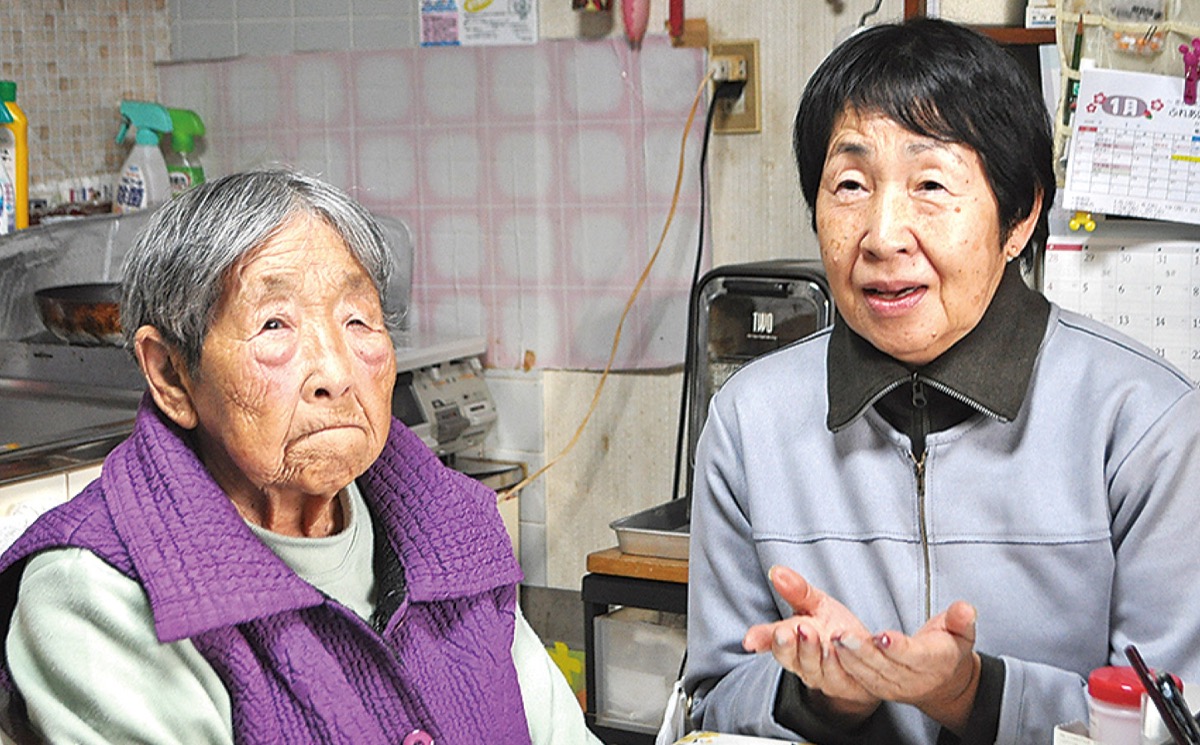 「離れていても安心」とKさん（右）、頷くKさん母