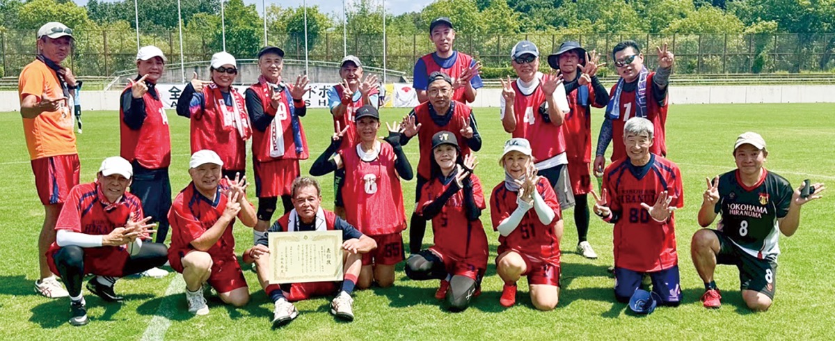 全日本マスターズ大会での集合写真（前列左から２番目がキャプテンの山本さん、中列中央が副キャプテンの澁谷さん・提供写真）