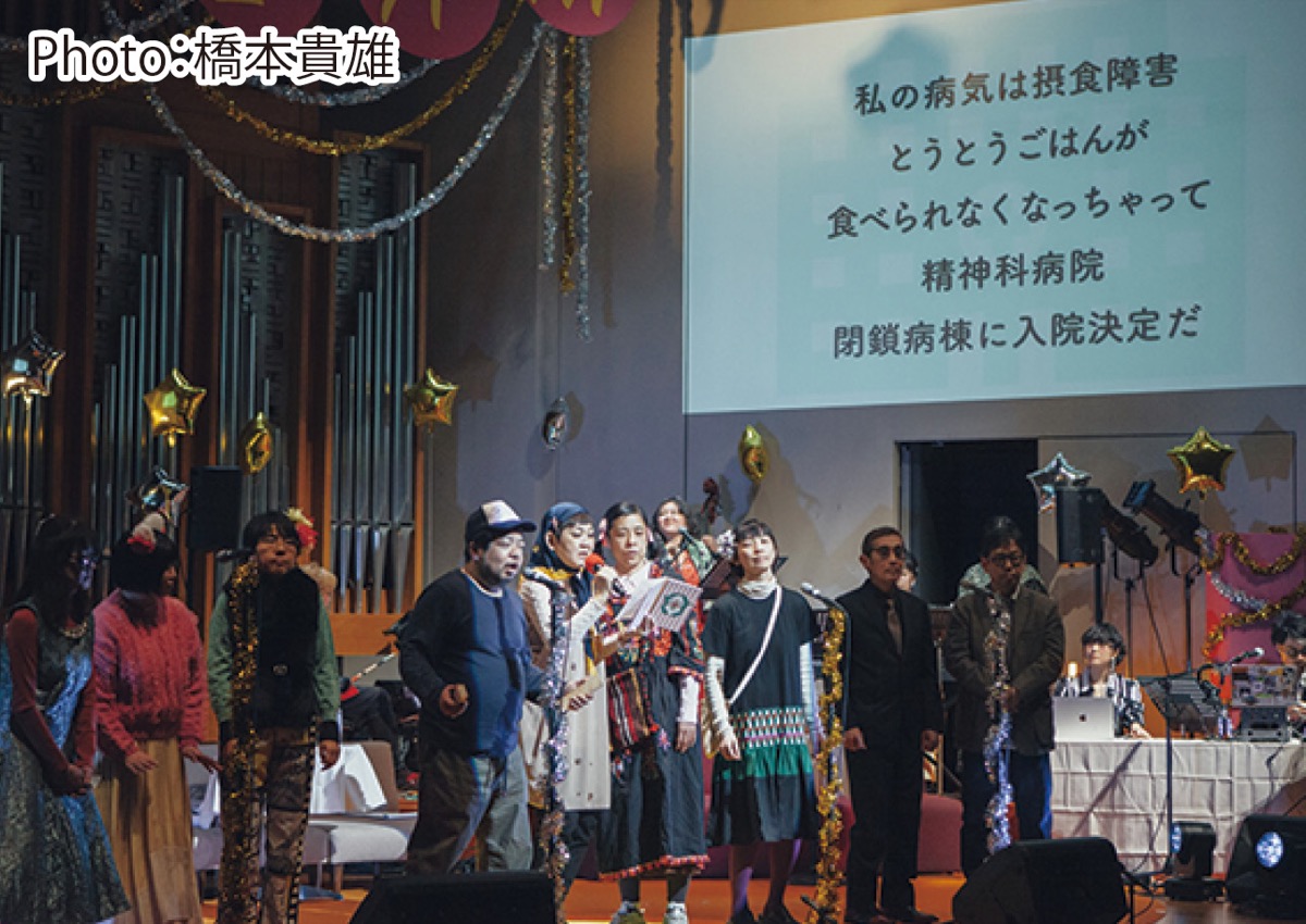 それぞれの体験等を舞台で表現（昨年の公演の様子）