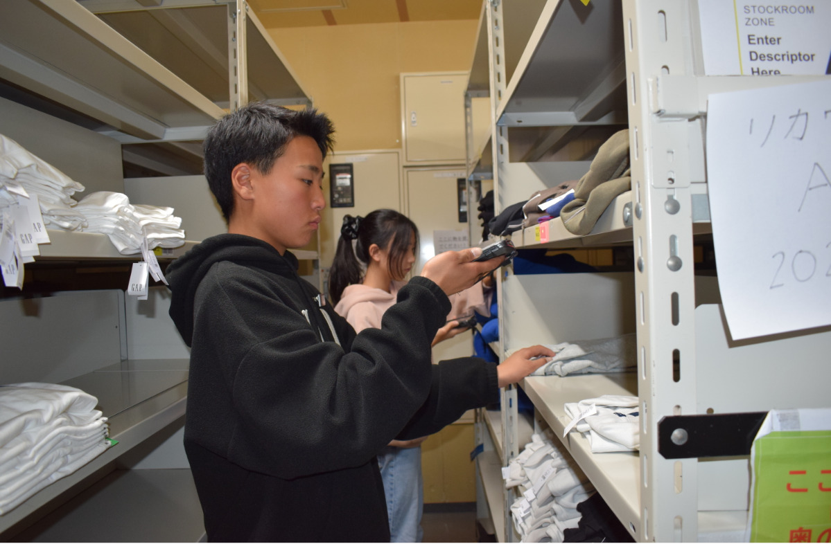 在庫数を確認する生徒