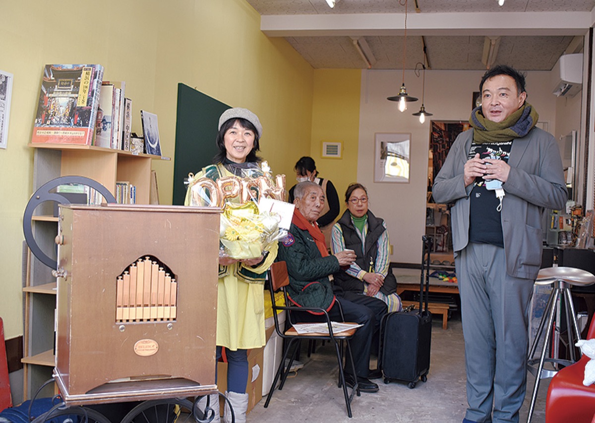 お披露目会で挨拶をする栗林さん（右）