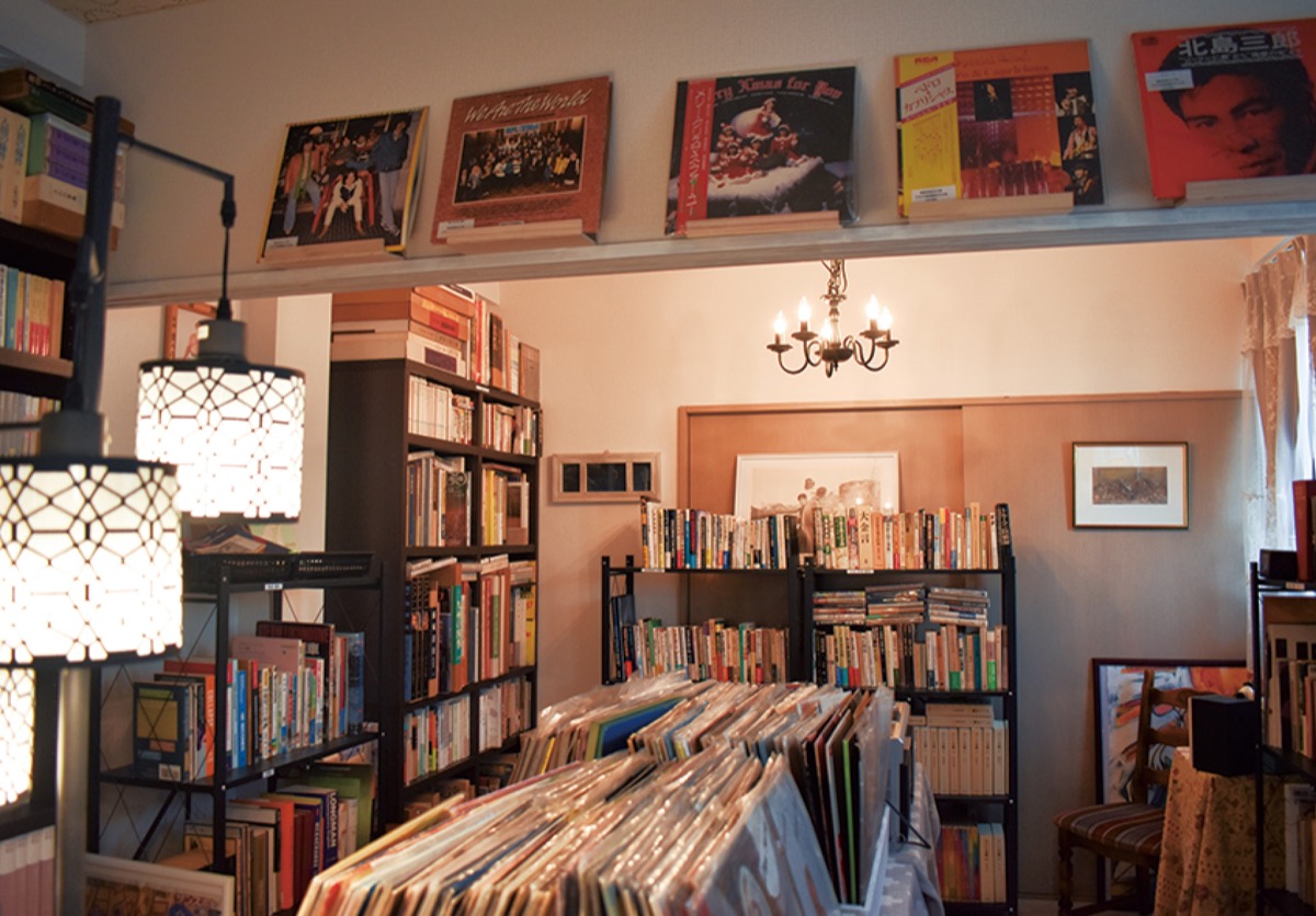 古書やレコードは店内で閲覧、鑑賞できる