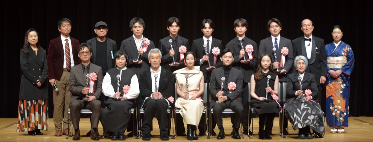 表彰式に出席した受賞者たち（前列左が李監督、左３番目から田中さん、主演女優賞の広瀬すずさん、吉沢さん。横浜さんは撮影のため当日欠席）