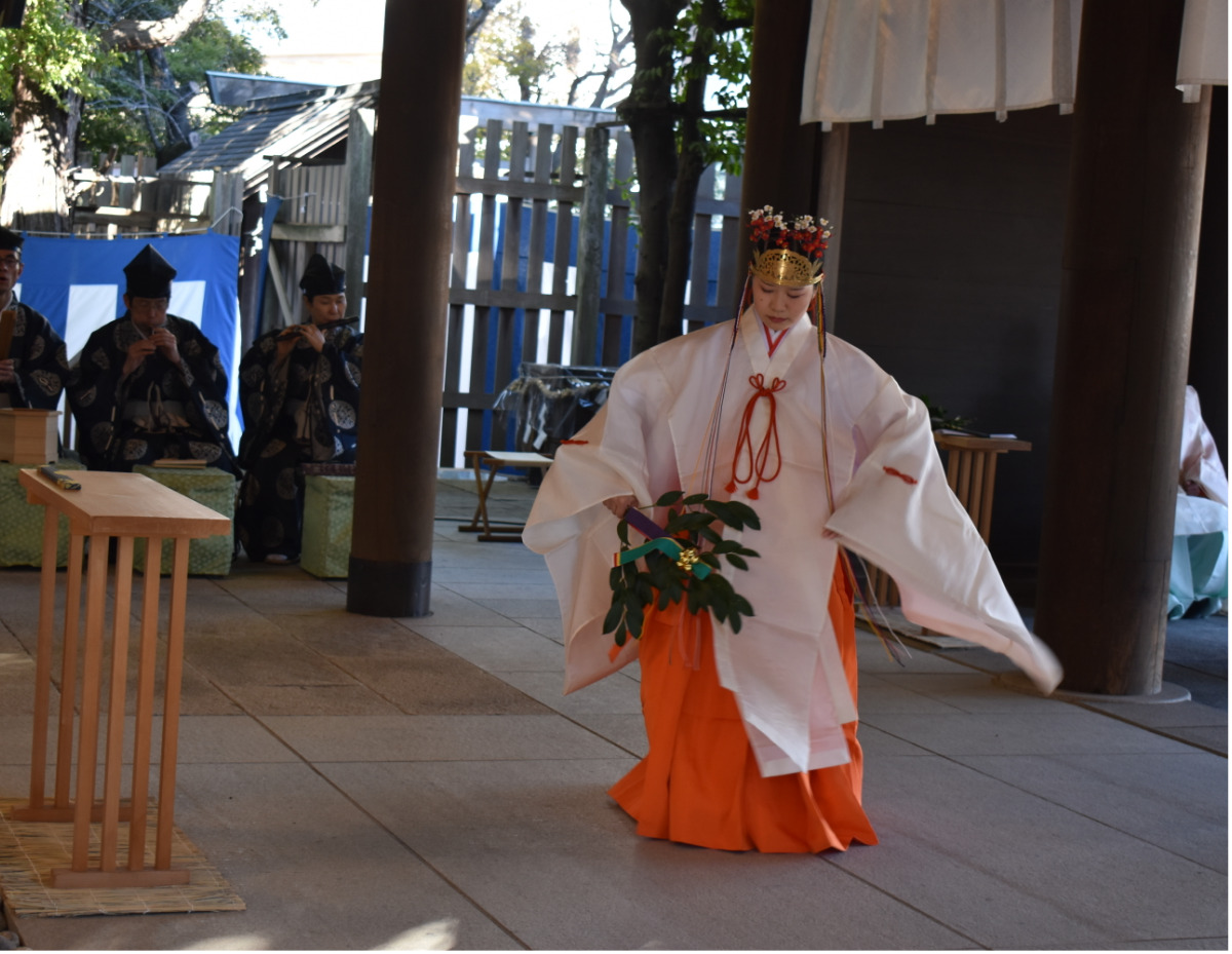 巫女が舞を披露