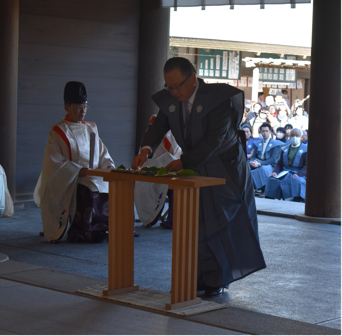 玉串を奉納する崇敬会の藤木幸二会長