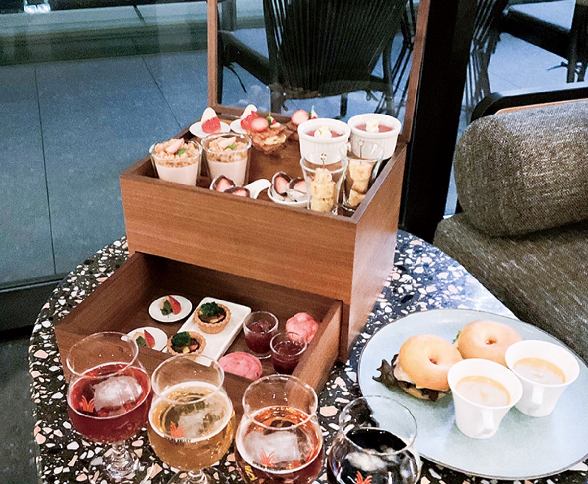 横浜港の景色を一望できるホテル12階のロビーラウンジで提供