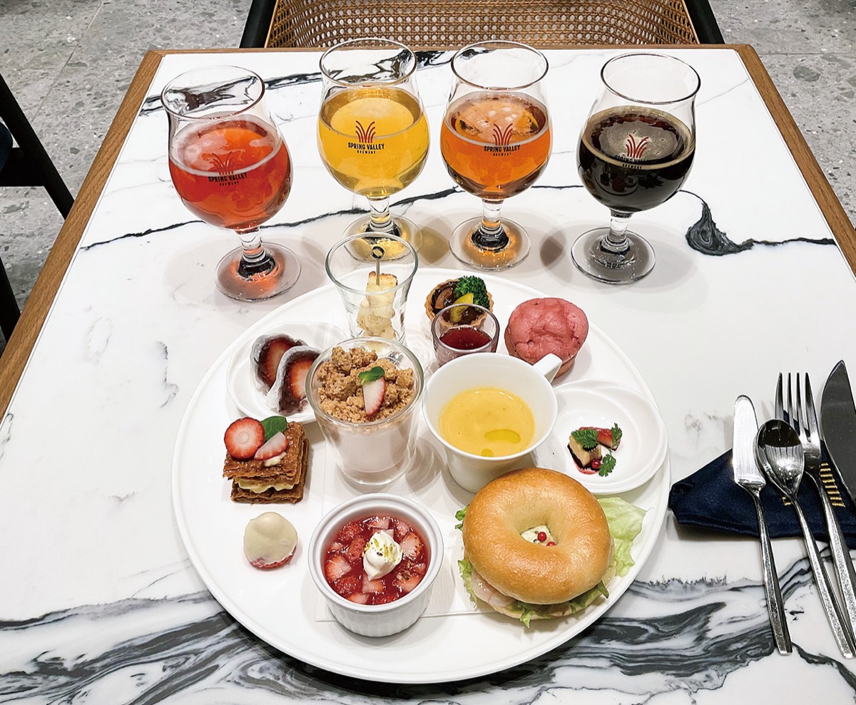 メディア向け発表会でお披露目された「アフタヌーンビア」。キリンのクラフトビール「SPRING VALLEY BREWERY」の４種に合わせてスイーツのマリアージュが楽しめる（写真はメディア用・実際の盛り付けとは異なる）