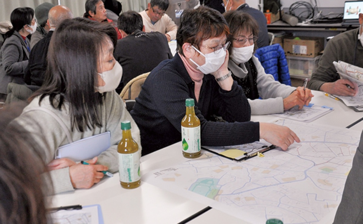 集めた情報を共有する参加者