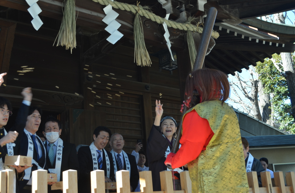 豆を投げる氏子崇敬者ら
