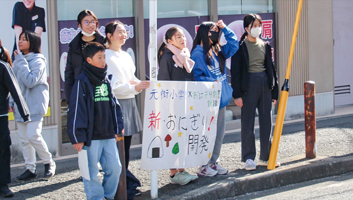 新商品を呼びかける児童たち