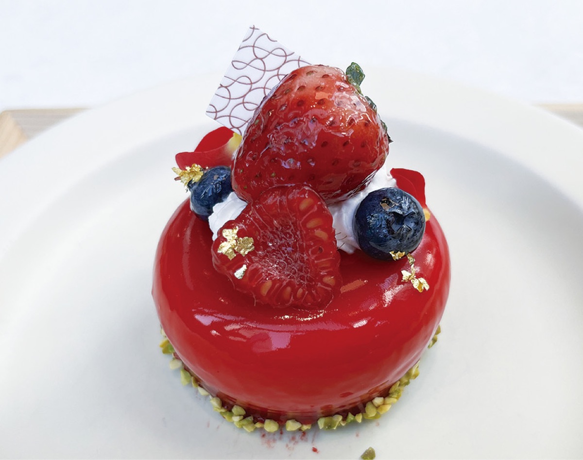 オープンを記念して、資生堂のカフェレストランでは、「未来唐草が彩るベリーチーズムース」を期間限定で販売中(1200円)。