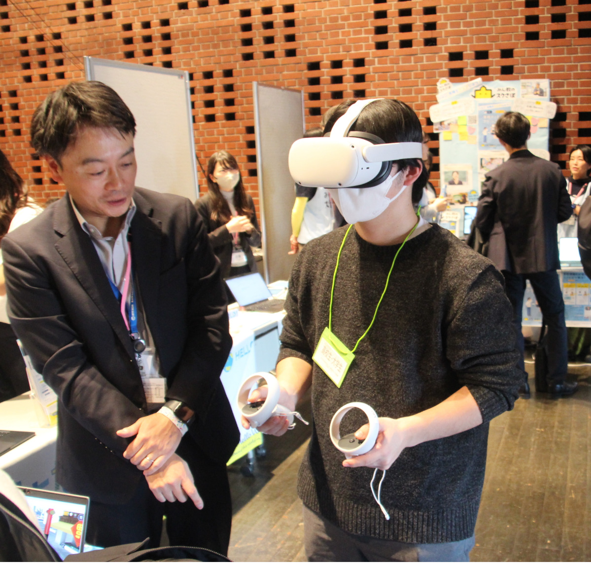 バーチャル世界を体感する参加者