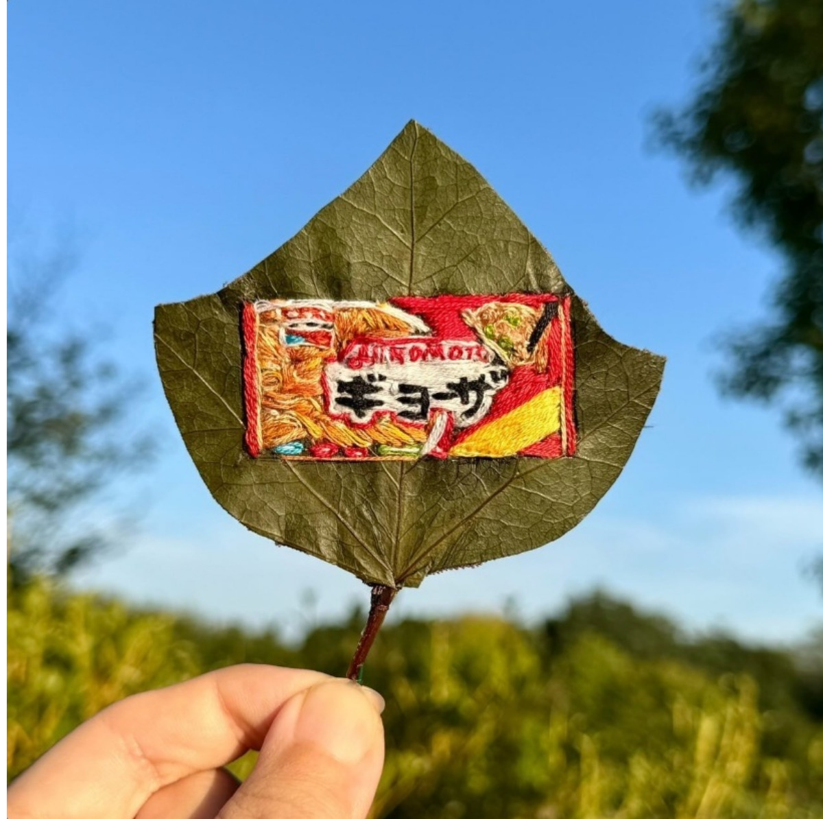 おなじみの「あの餃子」も刺繍